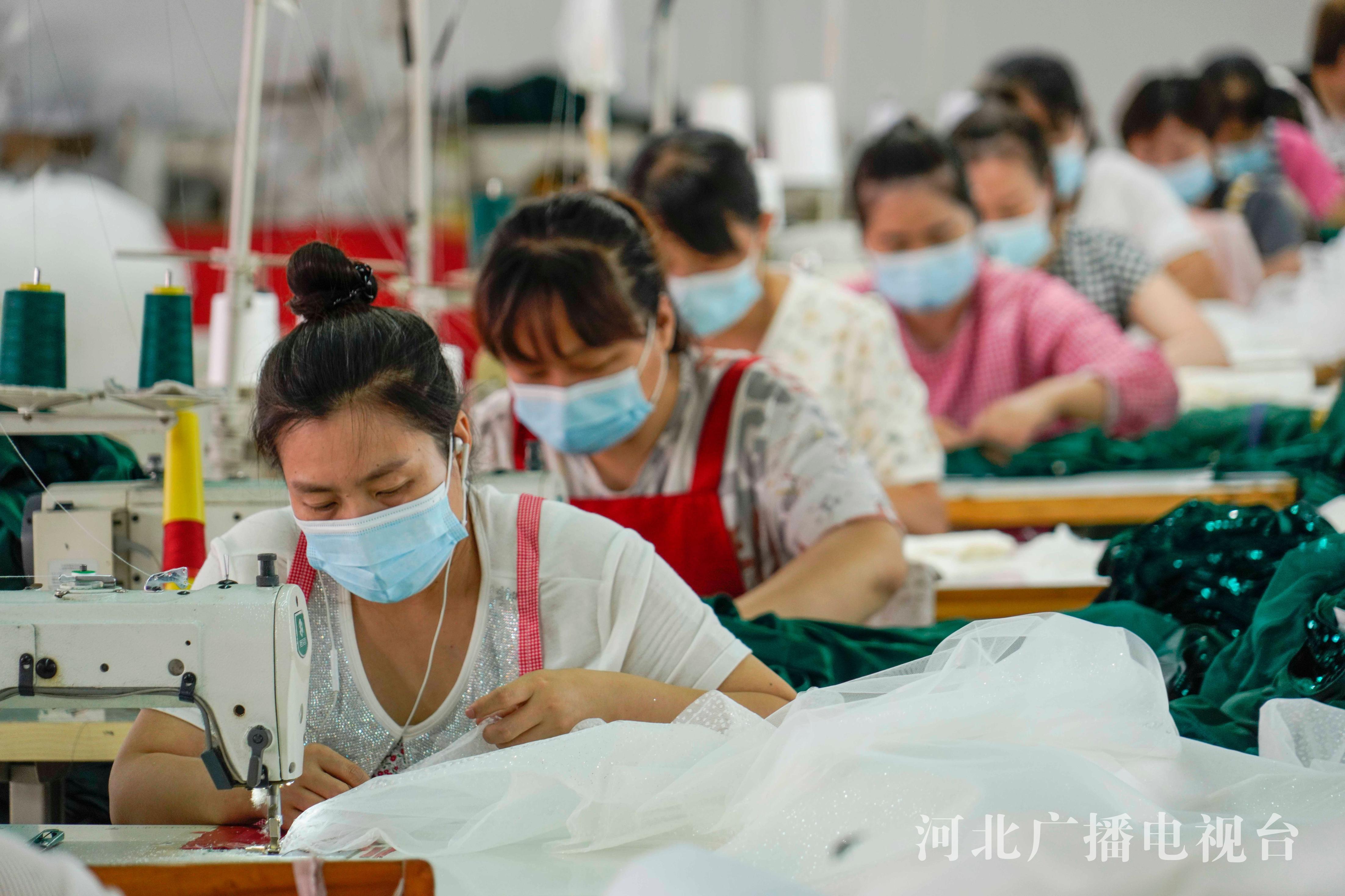 唐山遵化 出口服裝加工忙 產(chǎn)業(yè)升級(jí)促發(fā)展